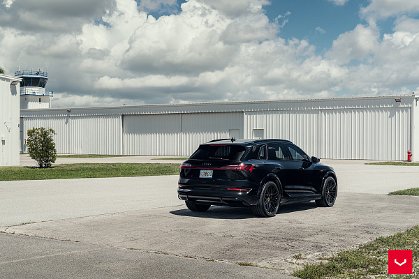 Фото дисков Vossen HF-7 Черный глянец на Audi E-tron