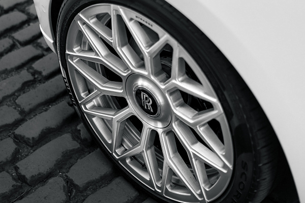 Фото дисков Strasse Wheels SV20M Deep Concave Duoblock RR Сатиновый тонированный лак на Rolls-Royce Cullinan