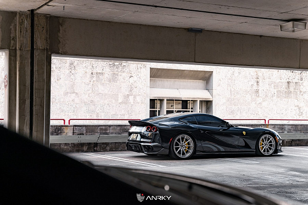 Фото дисков Anrky AN38 Глянцевый лак на Ferrari 812