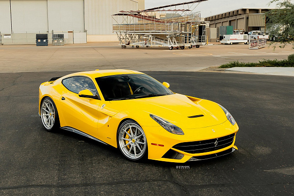 Фото дисков Strasse Wheels SV10 Deep Concave FS Глянцевый лак на Ferrari 812