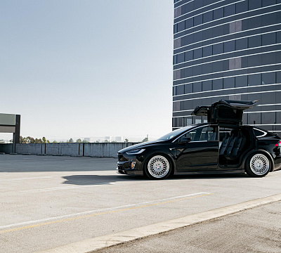 Фото дисков HRE 501 на Tesla Model X