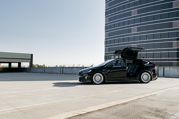 Фото дисков HRE 501 Серебро на Tesla Model X