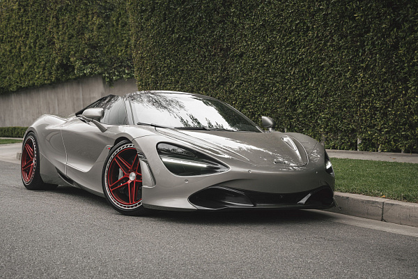 Фото дисков CEC C25 Красный глянец на McLaren 720S
