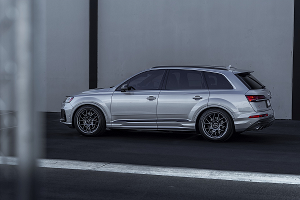 Фото дисков Rotiform ZWS Глянцевый графит на Audi Q7 (4M)