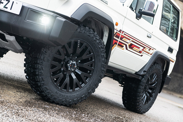 Фото дисков Kahn G22 DC Черный сатин на Toyota Land Cruiser 70