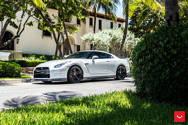 Фото дисков Vossen VFS-5 Глянцевый графит на Nissan GT-R