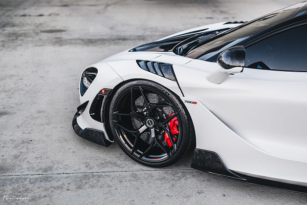 Фото дисков Brixton Forged PF5 Черный глянец на McLaren 720S