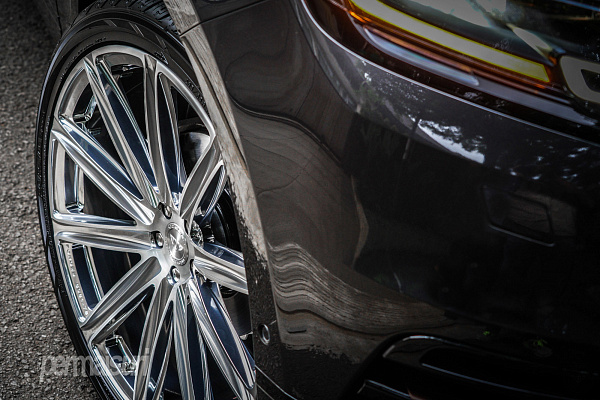 Фото дисков Vossen UV-2 Глянцевый лак на Land Rover Range Rover Velar