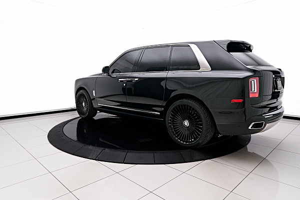 Фото дисков Giovanna Tulum Черный глянец на Rolls-Royce Cullinan