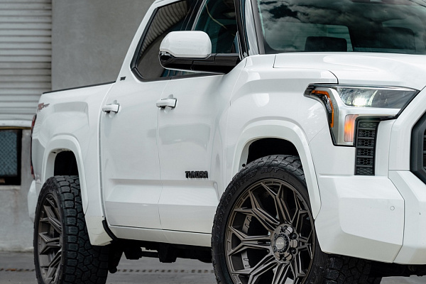 Фото дисков 4PLAY 4P83 Сатиновая бронза на Toyota Tundra III