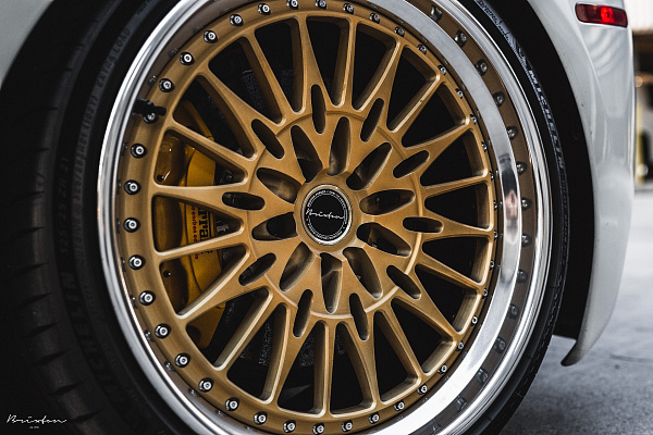 Фото дисков Brixton Forged HS1 Сатиновое золото на Ferrari 458