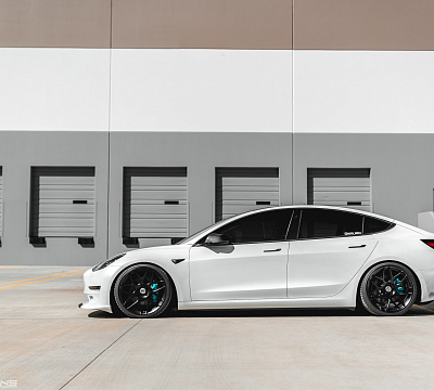 Фото дисков HRE FF01 на Tesla Model 3