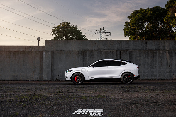 Фото дисков MRR FS06 Черный глянец на Ford Mustang Mach-E