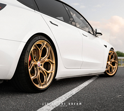 Фото дисков HRE P111SC на Tesla Model 3