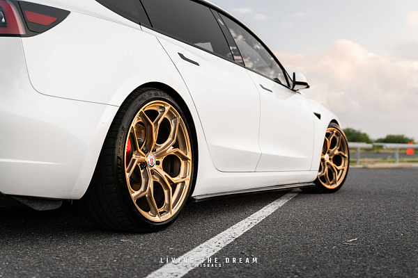 Фото дисков HRE P111SC Глянцевая шампань на Tesla Model 3