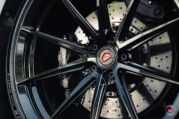Фото дисков Vossen VPS-1 Черный глянец на Maserati MC20