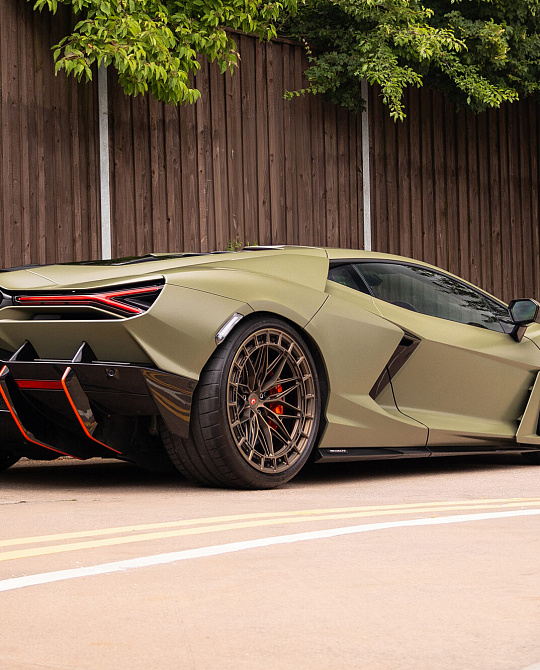 Фото дисков LC3-02 Сатиновая бронза на Lamborghini Revuelto