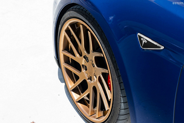 Фото дисков Strasse Wheels SM7T Deep Concave Сатиновая темная бронза на Tesla Model S
