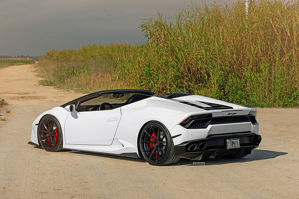 Фото дисков Strasse Wheels SV10 Deep Concave Duoblock Черный глянец на Lamborghini Huracan