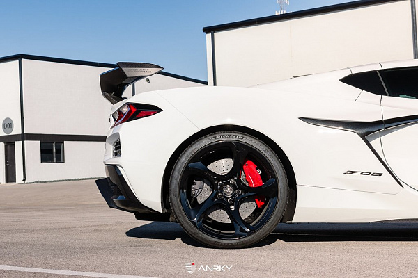 Фото дисков Anrky XR-105 Черный глянец на Chevrolet Corvette C8
