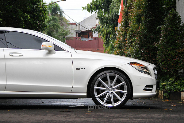 Фото дисков Vossen VFS-10 Серебро на Mercedes-Benz CLS (C218)