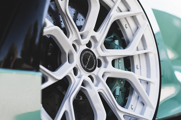 Фото дисков Brixton Forged PF10 Белый глянец на McLaren 720S
