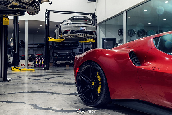 Фото дисков Anrky AN17 Черный глянец на Ferrari 296
