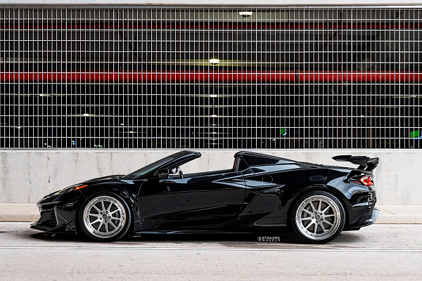 Фото дисков AL13 R10 Глянцевый лак на Chevrolet Corvette C8