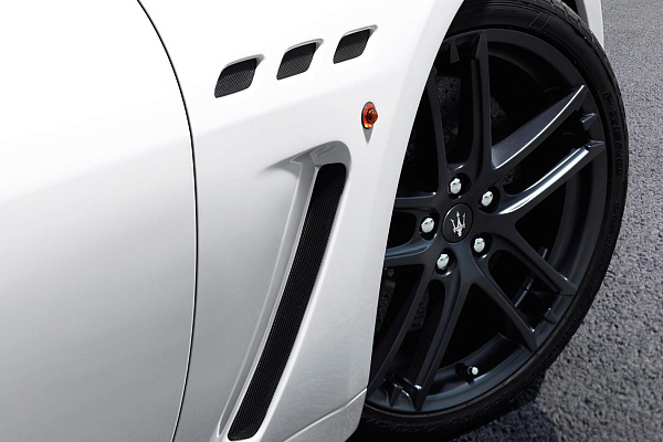 Фото дисков Maserati MC Черный сатин на Maserati GranTurismo I