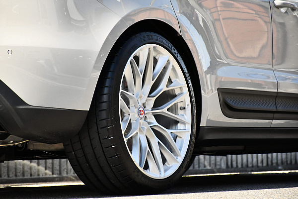Фото дисков HRE P200 Глянцевый лак на Porsche Macan I