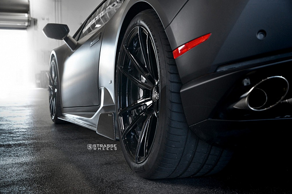 Фото дисков Strasse Wheels SV1 Deep Concave Monoblock Черный глянец на Lamborghini Huracan