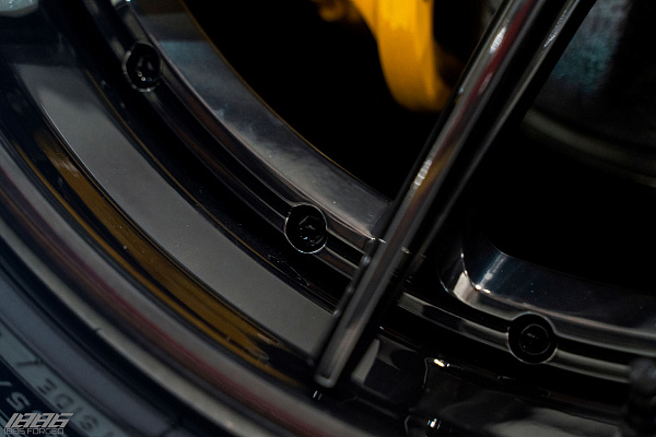 Фото дисков 1886 Wheels G010 Черный глянец на Ferrari 812