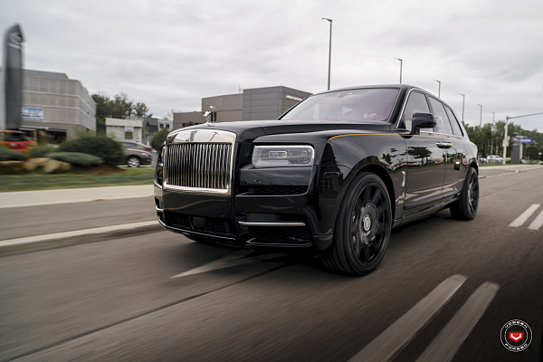 Фото дисков NOVITEC SP2 Черный глянец на Rolls-Royce Cullinan