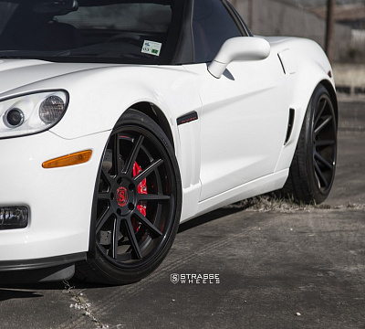 Фото дисков Strasse Wheels R10 Deep Concave на Chevrolet Corvette C6