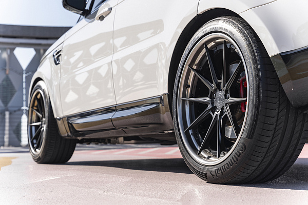 Фото дисков Strasse Wheels SV10 Deep Concave FS Черный сатин на Range Rover Sport II