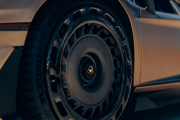 Фото дисков Brixton Forged TR09 AERO1 Черный сатин на Lamborghini Aventador