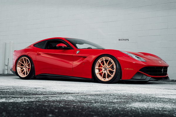Фото дисков Strasse Wheels SV5 Deep Concave Duoblock Сатиновое золото на Ferrari 812