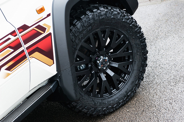 Фото дисков Kahn G22 DC Черный сатин на Toyota Land Cruiser 70