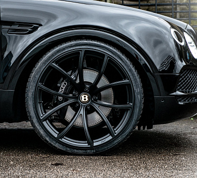 Фото дисков Kahn Type 54 на Bentley Bentayga