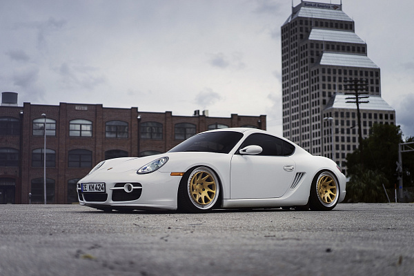 Фото дисков Rotiform OZT Сатиновое золото на Porsche Cayman I