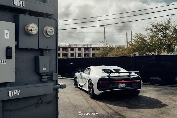 Фото дисков Anrky XR-105 Глянцевый темный лак на Bugatti Chiron