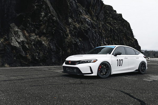 Фото дисков Rotiform LTN-J Черный матовый на Honda Civic Type R FL5