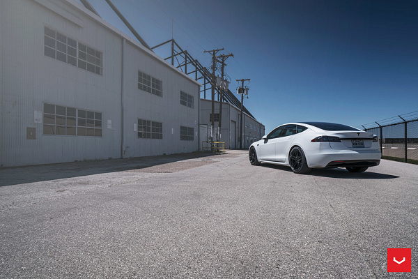 Фото дисков Vossen HF-1 Черный глянец на Tesla Model S