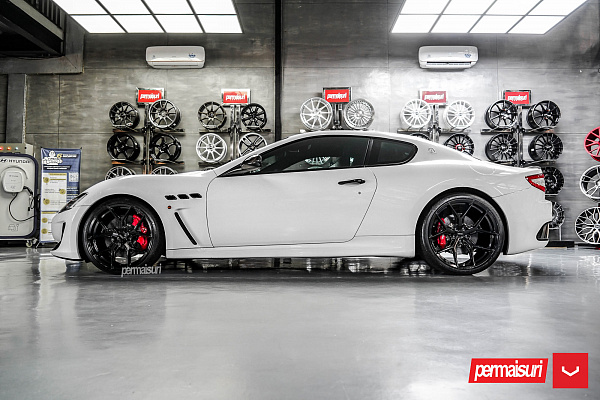 Фото дисков Vossen HF-5 Черный глянец на Maserati GranTurismo I