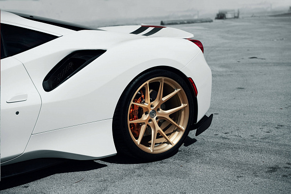 Фото дисков HRE P101 Сатиновое золото на Ferrari 488