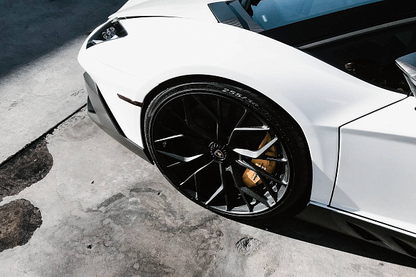 Фото дисков Brixton Forged PF10 Черный матовый на Lamborghini Aventador