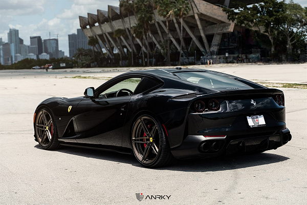 Фото дисков Anrky AN27 Сатиновая темная бронза на Ferrari 812