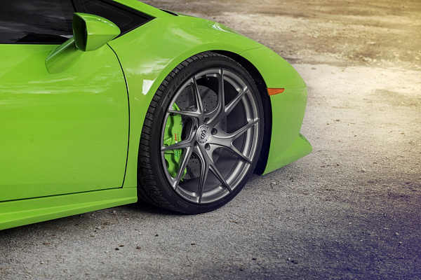 Фото дисков Strasse Wheels SM5RT Deep Concave Monoblock Сатиновый темный лак на Lamborghini Huracan