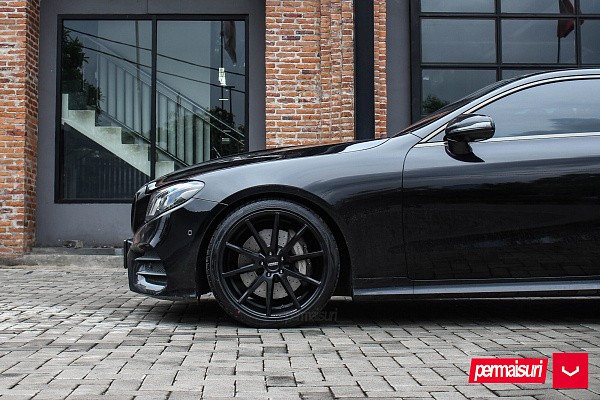 Фото дисков Vossen VFS-1 Черный сатин на Mercedes-Benz E-Class (W213, S213, C238)