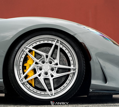 Фото дисков Anrky S3-X3 на Ferrari 812